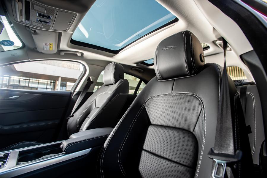 Интерьер Jaguar XE L P250 HSE R-Dynamic 2019 года  (CN) (фото 28 из 31)